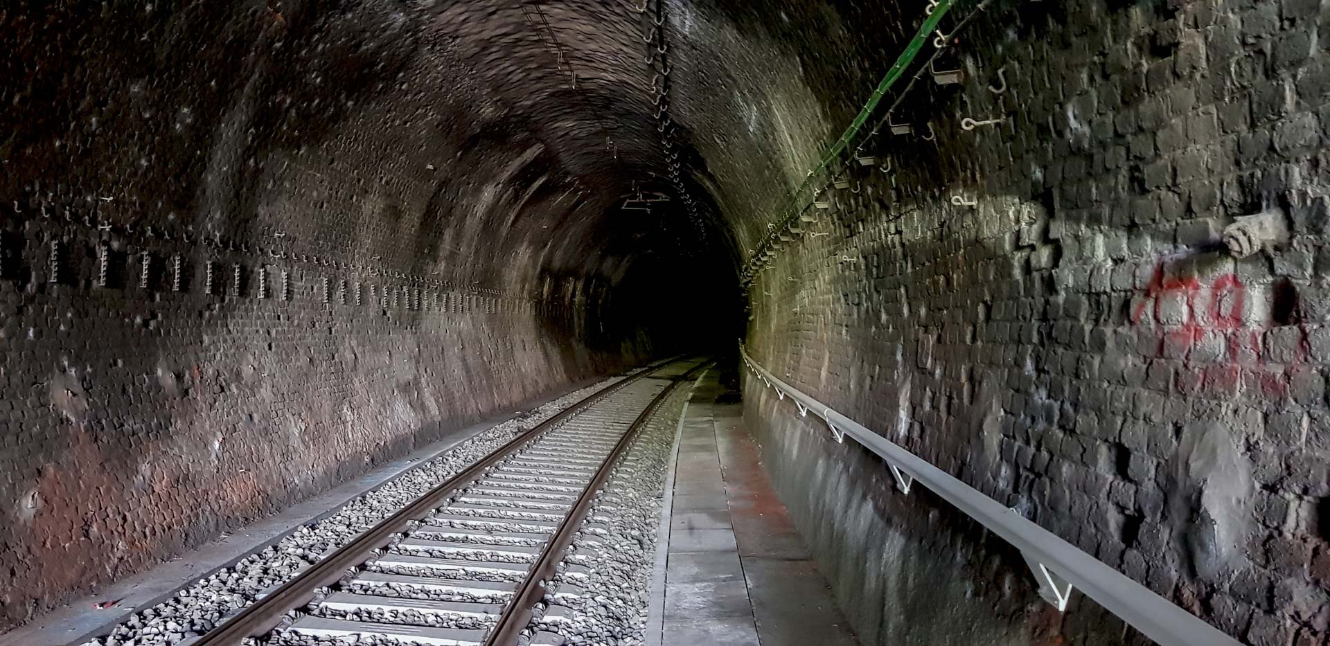 Foto corrimano installato in galleria Luino